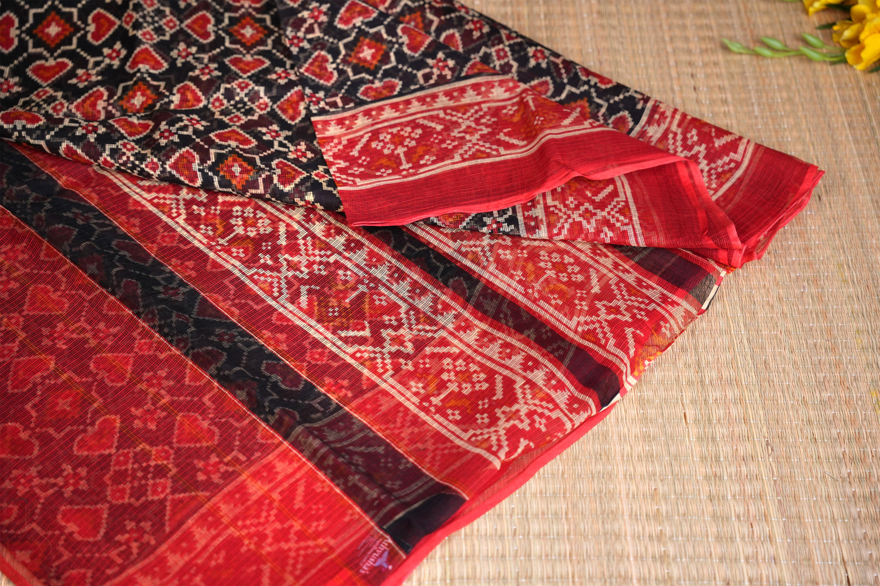 Ilaveni Black and Red